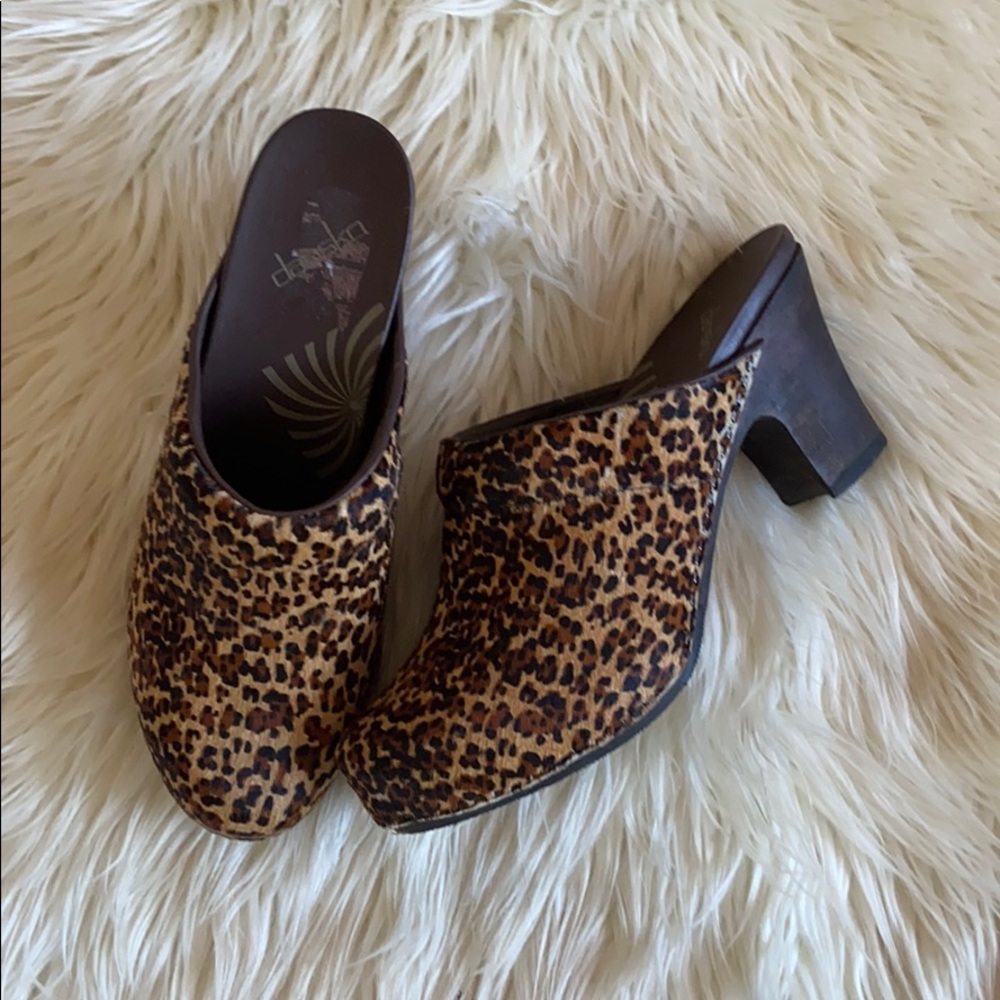 Adorable heeled cheetah print shoes